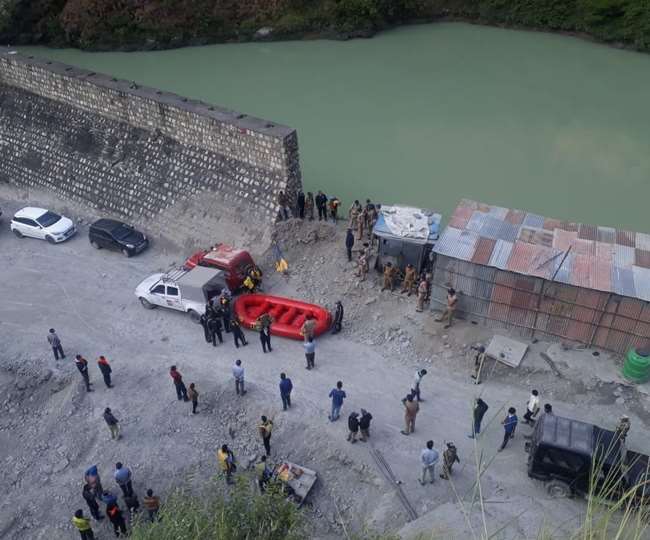 cab-falls-in-tehri-lake-4-feared-dead