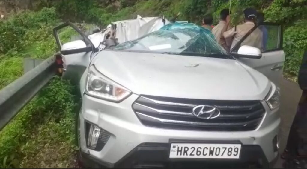 Tourist died after Boulders fell on his car
