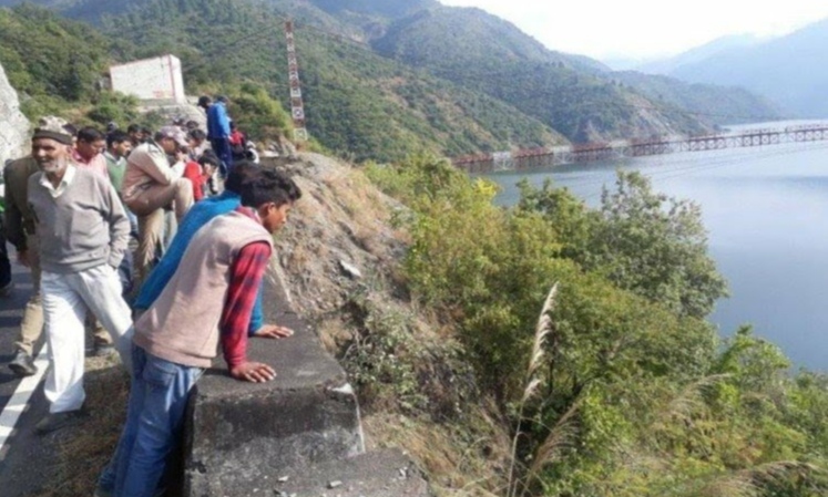 Car fell in tehri lake