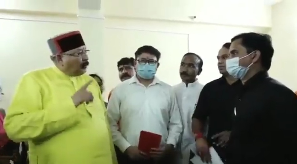 Satpal maharaj angry on doctors