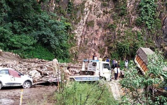 vehicle damaged in sirobagarh landslide