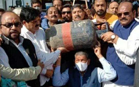 Harish Rawat protest against inflation with cylinder o