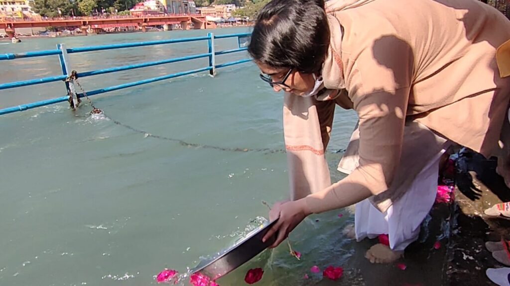 Gen Rawat's ashes remains submerged in Ganga