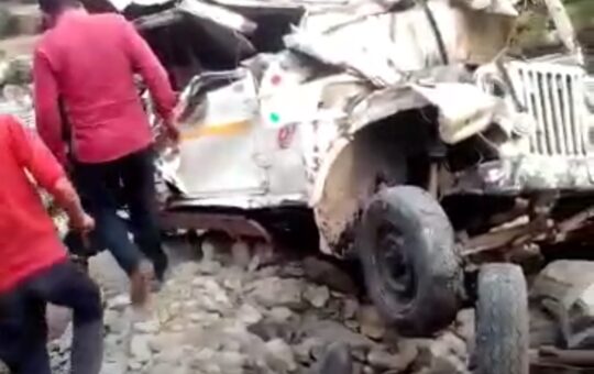 5 killed 4 injured in accident as max fell into river in paithani area of pauri