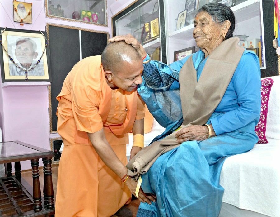 Yogi adityanath meets his mother at ancestral home pauri
