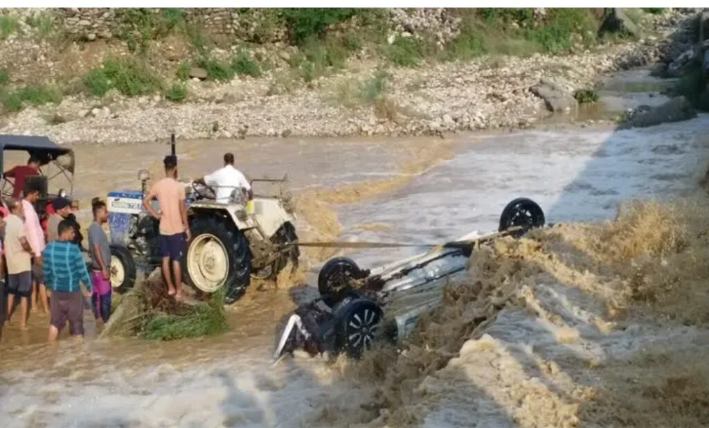 Car swept in dhela river 9 killed in ramnagar