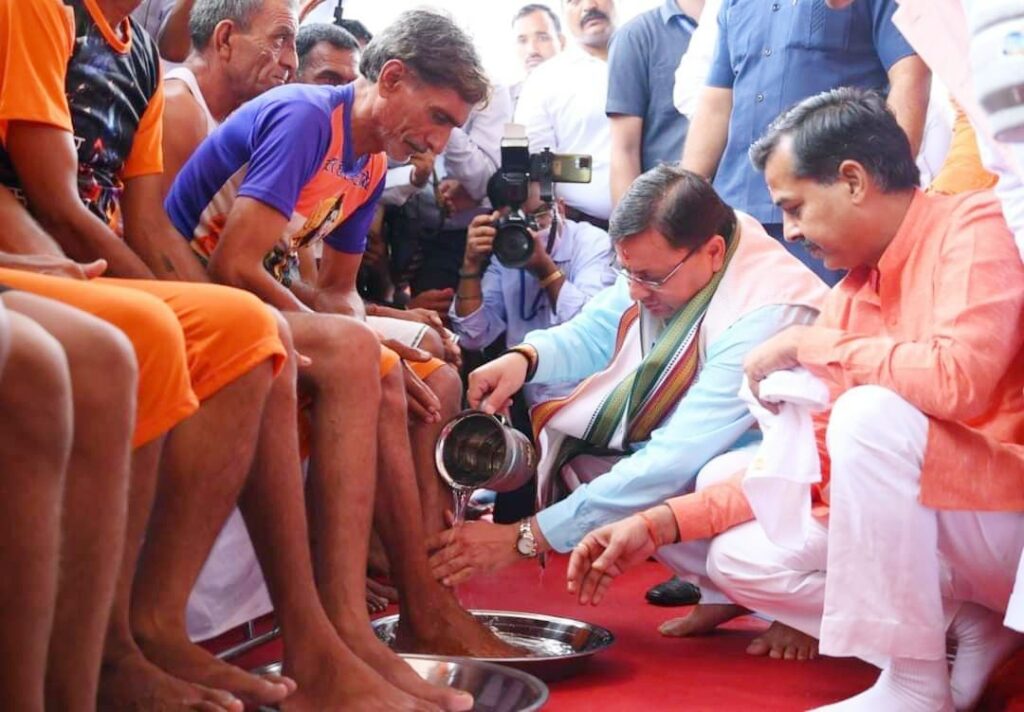 Cm dhami washed feet of kaanvariyas