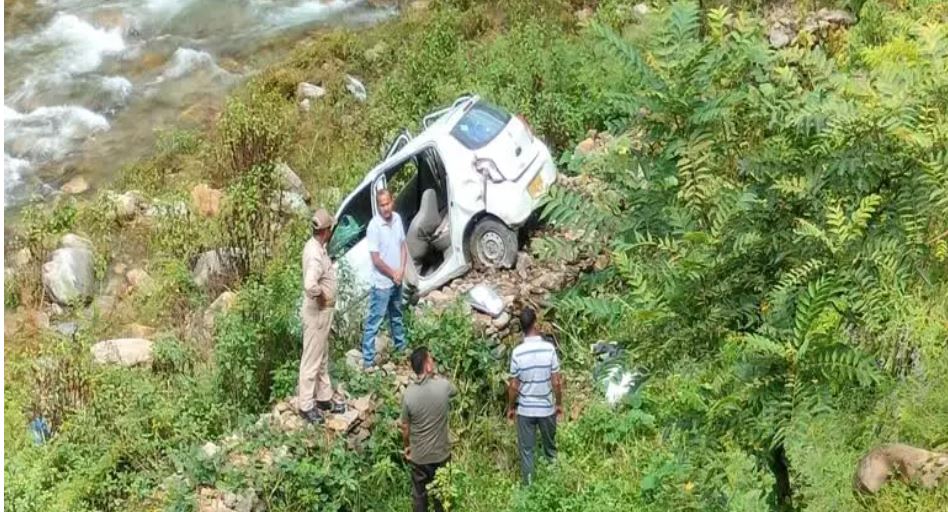 2 killed as car fell into ditch in pauri