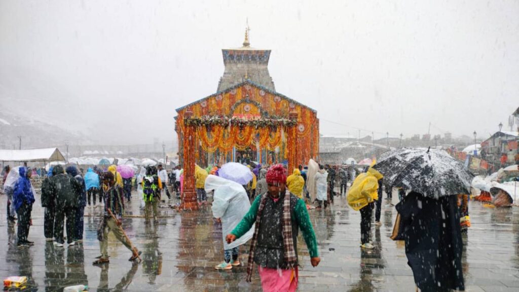 heavy snowfall in kedarnath all pilgrims be alert