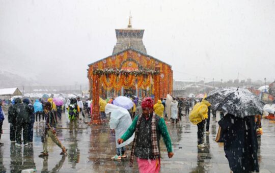heavy snowfall in kedarnath all pilgrims be alert