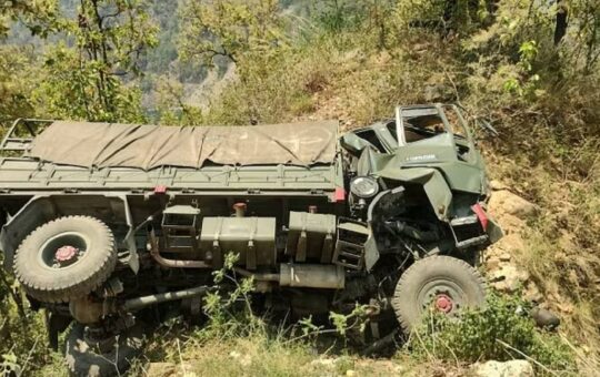 army trcuk accident on gangotri highway, 1 jawan killed 1 injured