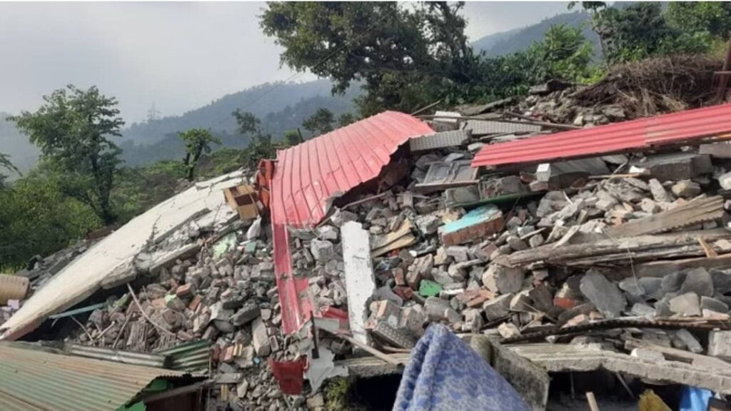 10 house collapsed due to land subsidence in jakhan village
