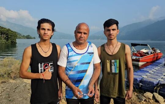 Father and his two sons swims across 15 km in tehri lake without life jacket