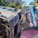 कोटद्वार-पौड़ी हाईवे पर खाई में गिरी बस, पेड़ पर अटकी, बाल बाल बची 30 यात्रियों की जान